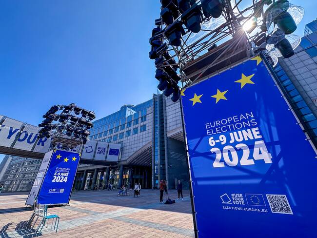 Vista del Parlamento Europeo desde donde se emitirá el domingo 9 de junio la retransmisión de los resultados de las Elecciones Europeas, este viernes en Bruselas. Las elecciones al Parlamento Europeo se celebrarán en los 27 países miembros de la Unión Europea del 6 al 9 de junio de 2024, con unos 360 millones de europeos con derecho a voto.- EFE/ Olivier Hoslet