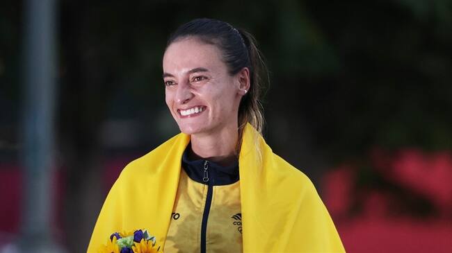 Sandra Arenas se colgó la medalla de plata en marcha atlética de los Juegos Olímpicos de Tokio 2020. Foto: Lintao Zhang/Getty Images