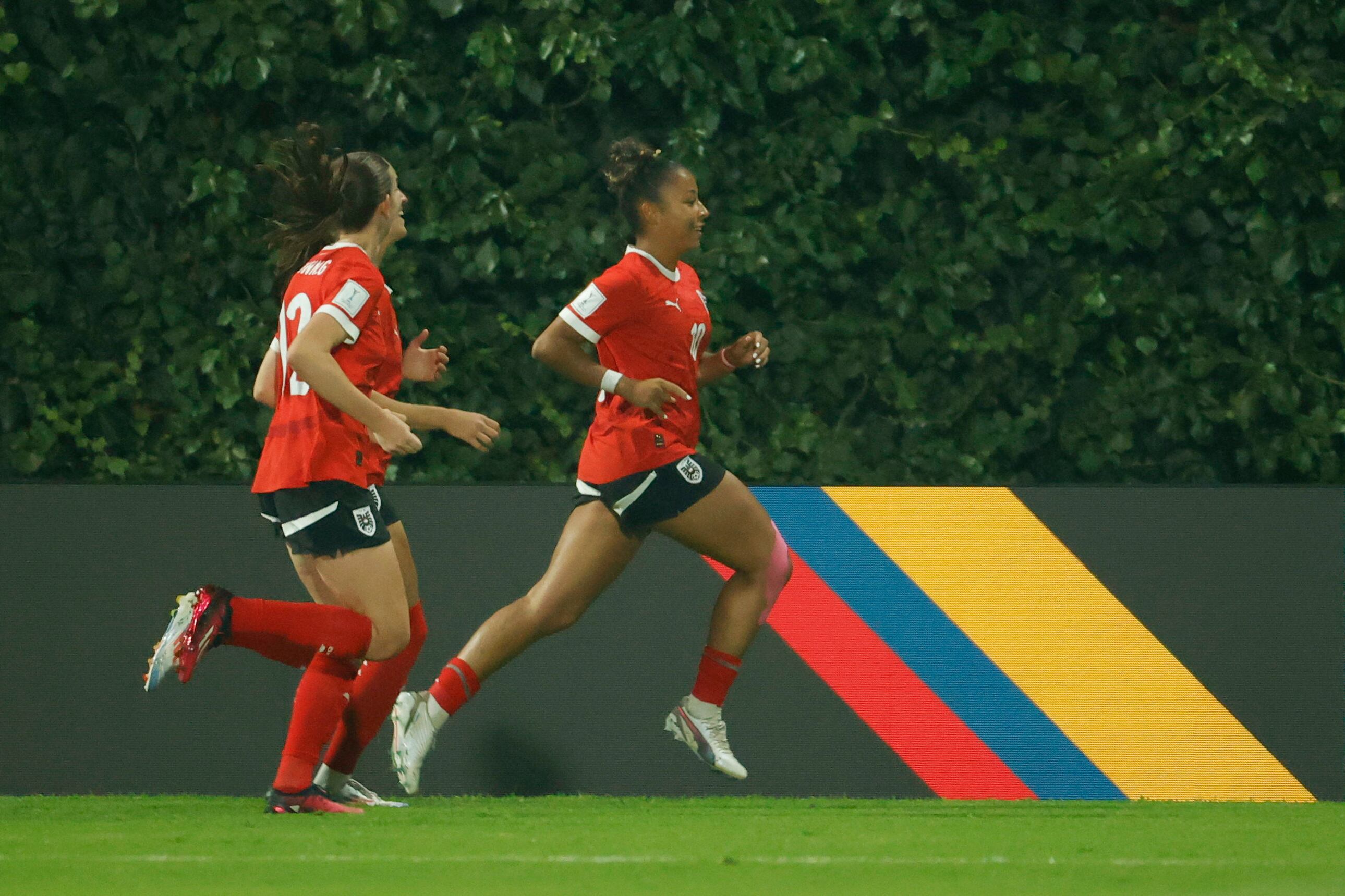 AMDEP5755. BOGOTÁ (COLOMBIA), 02/09/2024.- Nicole Ojukwu (d) de Austria este lunes, en un partido del grupo E de la Copa Mundial Femenina sub-20 entre las selecciones de Ghana y Austria en el estadio de Techo en Bogotá (Colombia). EFE/ Mauricio Dueñas Castañeda