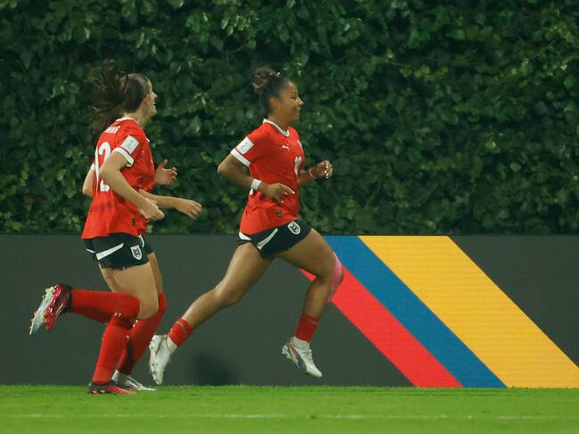 AMDEP5755. BOGOTÁ (COLOMBIA), 02/09/2024.- Nicole Ojukwu (d) de Austria este lunes, en un partido del grupo E de la Copa Mundial Femenina sub-20 entre las selecciones de Ghana y Austria en el estadio de Techo en Bogotá (Colombia). EFE/ Mauricio Dueñas Castañeda