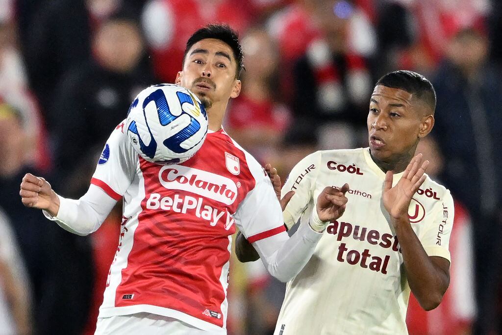 Fabián Sambueza de Santa Fe y Andy Polo de Universitario. Copa Sudamericana 8 de junio de 2023. Foto: JUAN BARRETO/AFP via Getty Images.