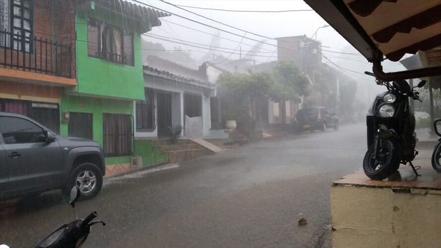Las lluvias también generan humedad en las vías, por lo que se recomendó transitar con precaución para evitar accidentes de tránsito.. Foto: Carlos Cerón