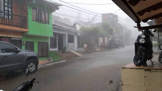 Las lluvias también generan humedad en las vías, por lo que se recomendó transitar con precaución para evitar accidentes de tránsito.. Foto: Carlos Cerón