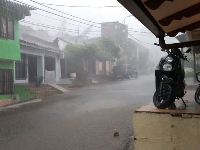 Las lluvias también generan humedad en las vías, por lo que se recomendó transitar con precaución para evitar accidentes de tránsito.. Foto: Carlos Cerón