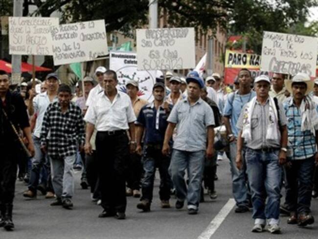 Cafeteros de distintas regiones de Antioquia marchando en Medellín. Foto: Efe.