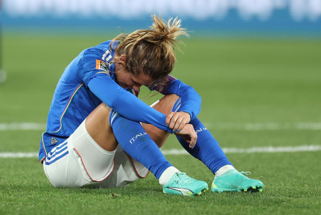 .Cristiana Girelli (Italia) al quedar eliminada del Mundial femenino tras perder 3-2 contra Sudáfrica. Foto: Catherine Ivill/Getty Images.