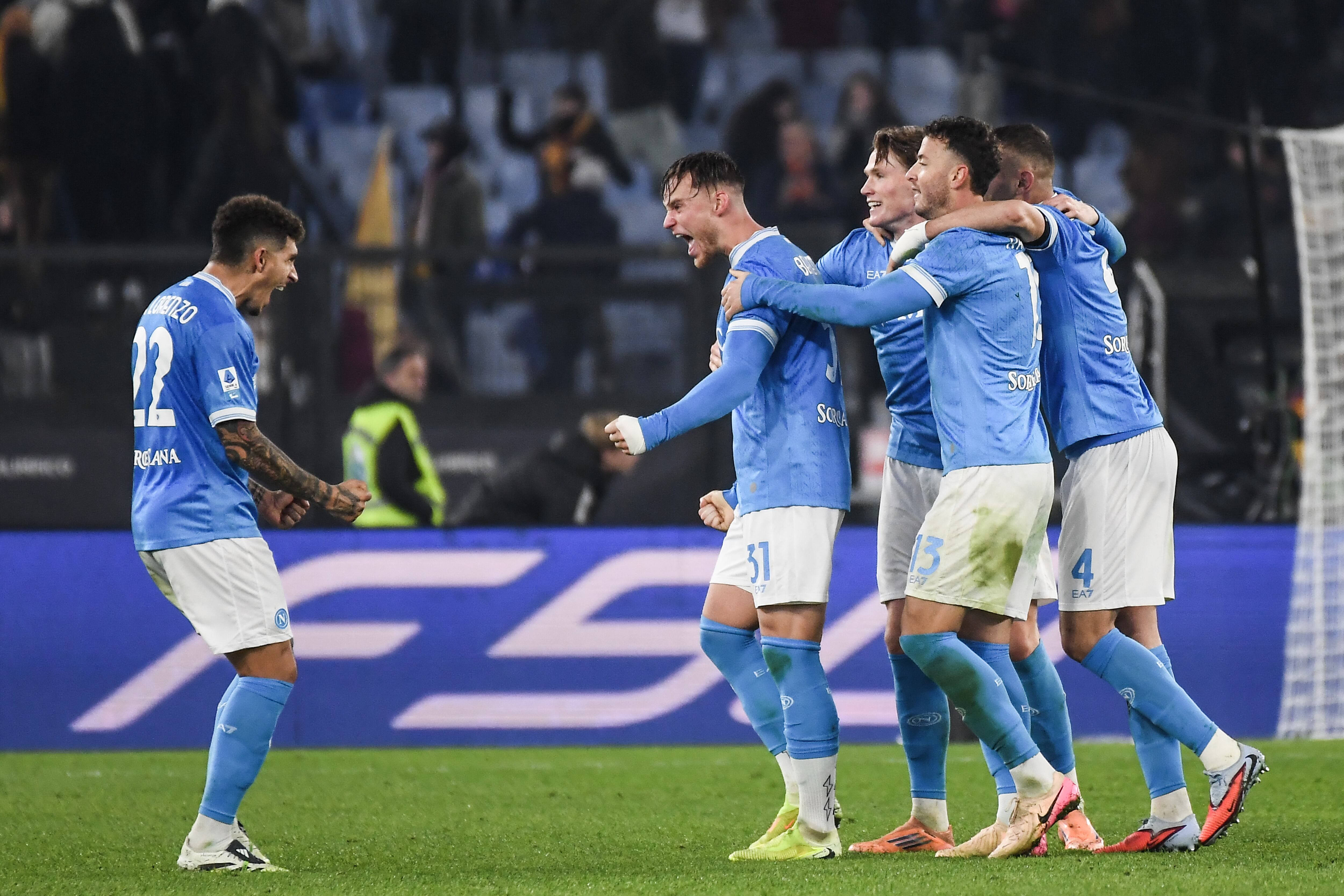 Jugadores del SSC Nápoles celebran la victoria ante la AS Roma en el Estadio Olímpico de Roma. FOTO: Ivan Romano/Getty Images