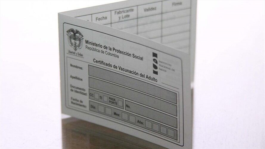 Carné de vacunación contra el COVID-19. Foto: JUAN MANUEL BARRERO-COLPRENSA
