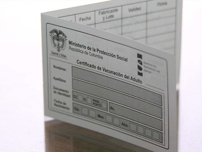 Carné de vacunación contra el COVID-19. Foto: JUAN MANUEL BARRERO-COLPRENSA