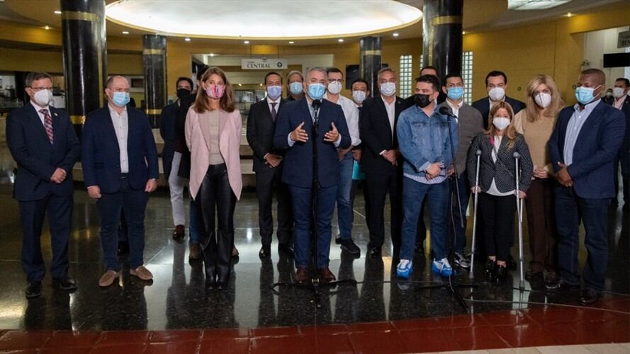 Gobernadores piden levantar bloqueos y anuncian nuevos espacios de diálogo con los ciudadanos. Foto: Cortesía Presidencia de la República