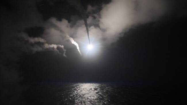 Misiles Tomahawk guiados en ruta a su objetivo en Siria en el ataque de este jueves. Foto: AFP