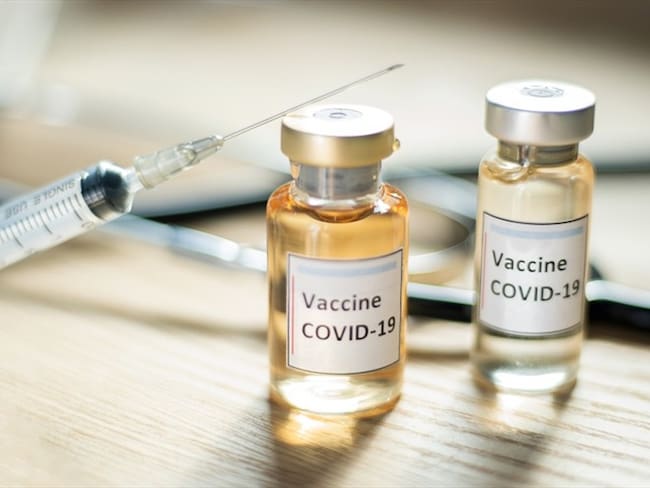 El sector privado hace un nuevo llamado al Gobierno para que agende urgentemente una mesa de trabajo conjunta para avanzar en el plan complementario de vacunación. Foto: Getty Images / SORRASAK JAR TINYO