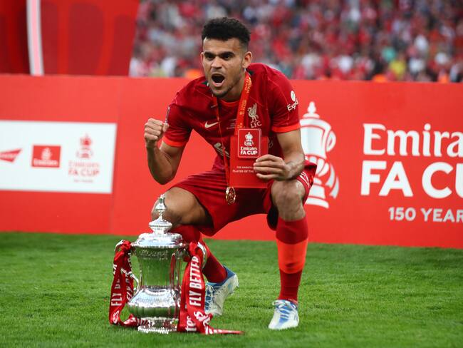 LONDON, ENGLAND - MAY 14: Luis Diaz of Liverpool celebrates with the trophy following his sides victory in a penalty shootout during The FA Cup Final match between Chelsea and Liverpool at Wembley Stadium on May 14, 2022 in London, England. (Photo by Chris Brunskill/Fantasista/Getty Images)