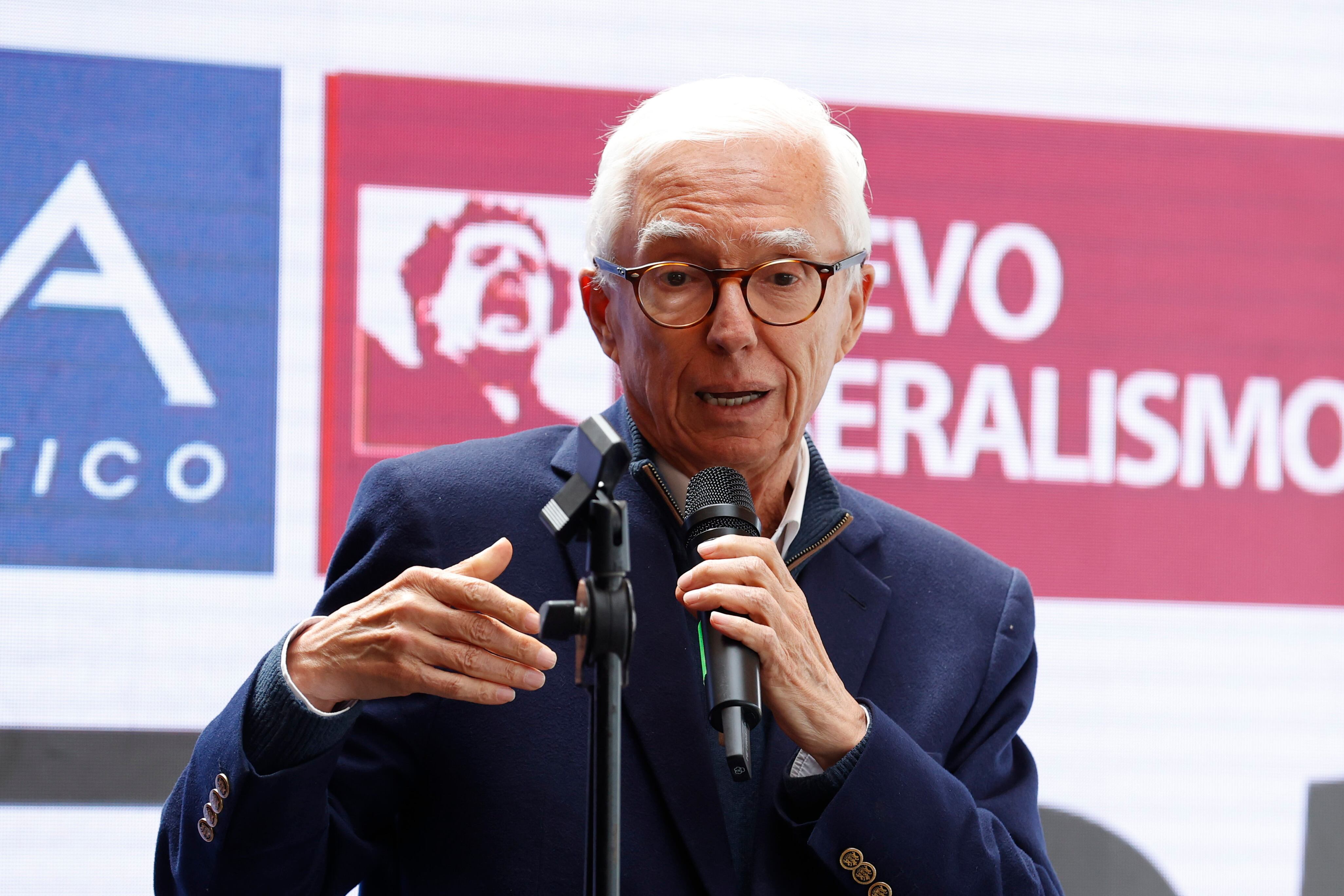 AME8172. BOGOTÁ (COLOMBIA), 24/06/2025.- El exsenador colombiano Jorge Enrique Robledo habla durante una rueda de prensa este martes, en Bogotá (Colombia). Los partidos políticos Nuevo Liberalismo, MIRA y Dignidad & Compromiso oficializan una coalición para las elecciones legislativas de 2026. EFE/ Mauricio Dueñas Castañeda