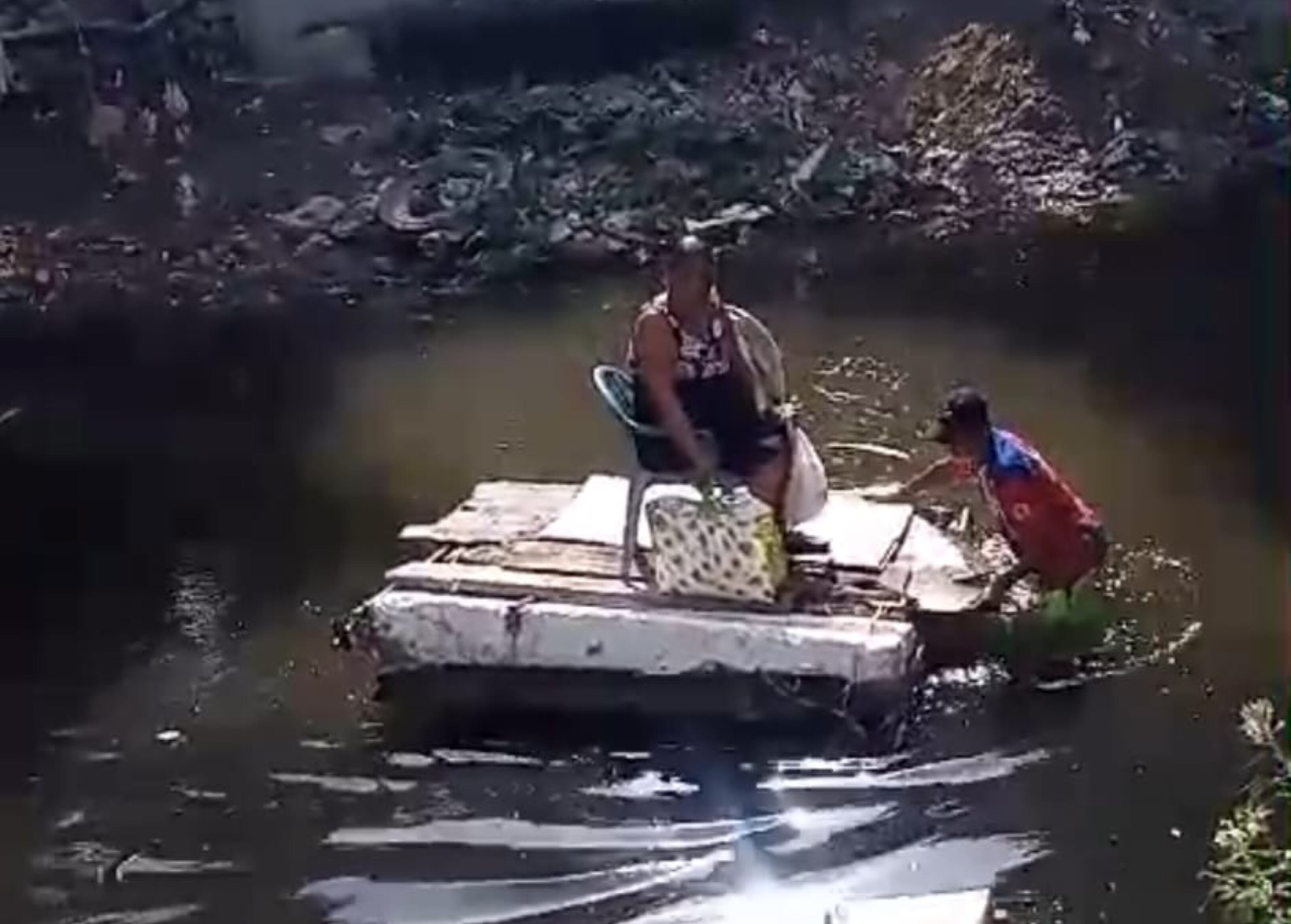 Foto: Balsa improvisada/ Eduardo Fadul