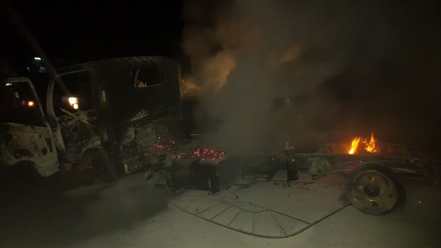 Un vehículo que transportaba alimento para perros y gatos fue incinerado en medio de las protestas de comunidades indígenas y campesinas. Foto: Policía