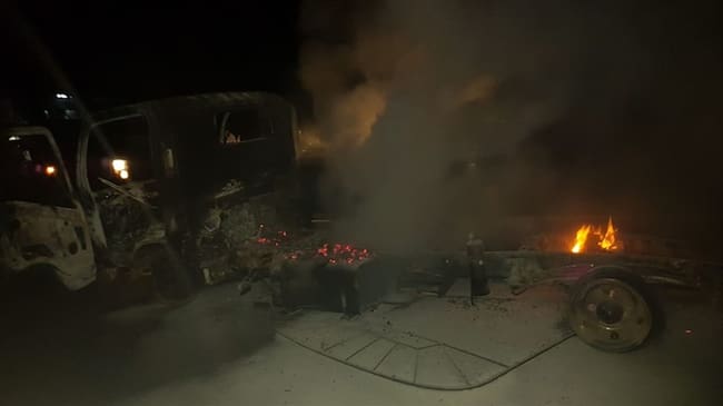 Un vehículo que transportaba alimento para perros y gatos fue incinerado en medio de las protestas de comunidades indígenas y campesinas. Foto: Policía