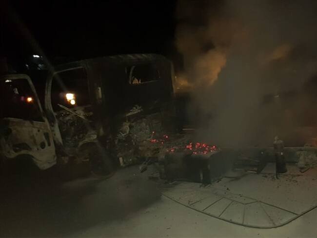 Un vehículo que transportaba alimento para perros y gatos fue incinerado en medio de las protestas de comunidades indígenas y campesinas. Foto: Policía