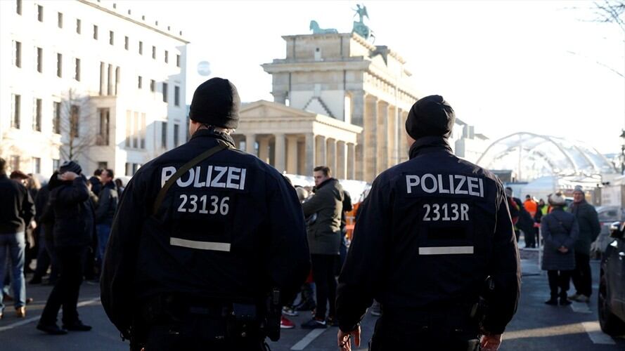 Las fuerzas policiales especiales arrestaron el sábado a un hombre y a una mujer durante una redada en un apartamento en la ciudad de Neuss, en el oeste de Alemania. Foto: Agencia Reuters