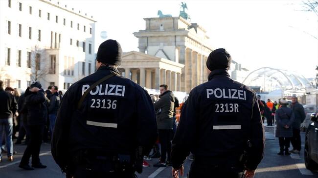 Las fuerzas policiales especiales arrestaron el sábado a un hombre y a una mujer durante una redada en un apartamento en la ciudad de Neuss, en el oeste de Alemania. Foto: Agencia Reuters