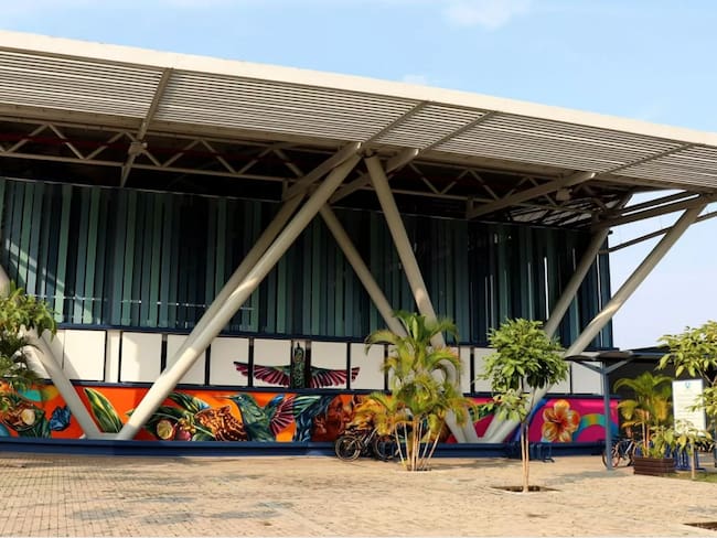 Estudiantes de la Universidad del Tolima transforman la fachada de aeropuerto de Ibagué