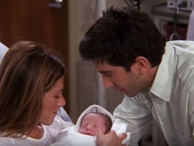 ¡Cómo pasa el tiempo! Así luce hoy la hija de Rachel y Ross en Friends. Foto: Captura de pantalla episodio de Friends