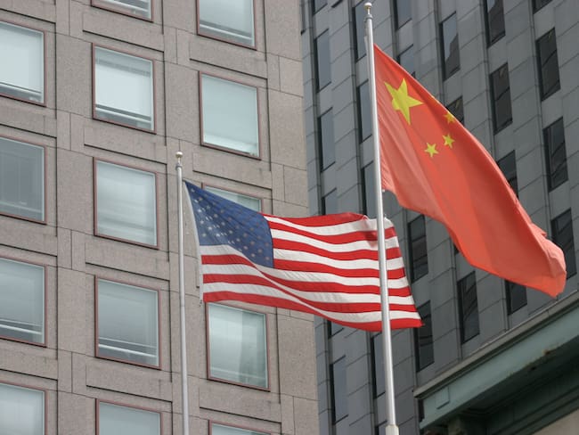 Imagen de referencia de las banderas de Estados Unidos y China. Foto: Michael Macdonald / EyeEm / Getty Images.