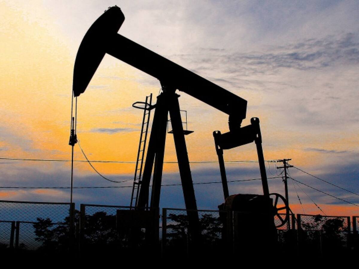 Precio del petróleo sigue cayendo a pesar de posible intervención de la OPEP