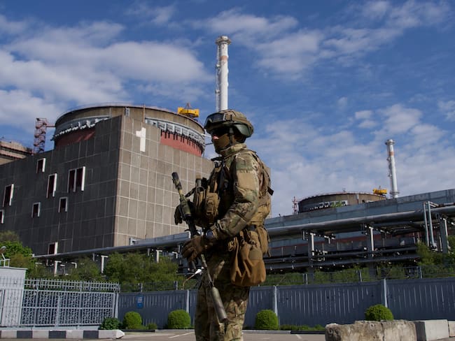 Un militar ruso patrulla el territorio de la central nuclear de Zaporizhzhia en Energodar el 1 de mayo de 2022. (Photo by ANDREY BORODULIN/AFP via Getty Images)