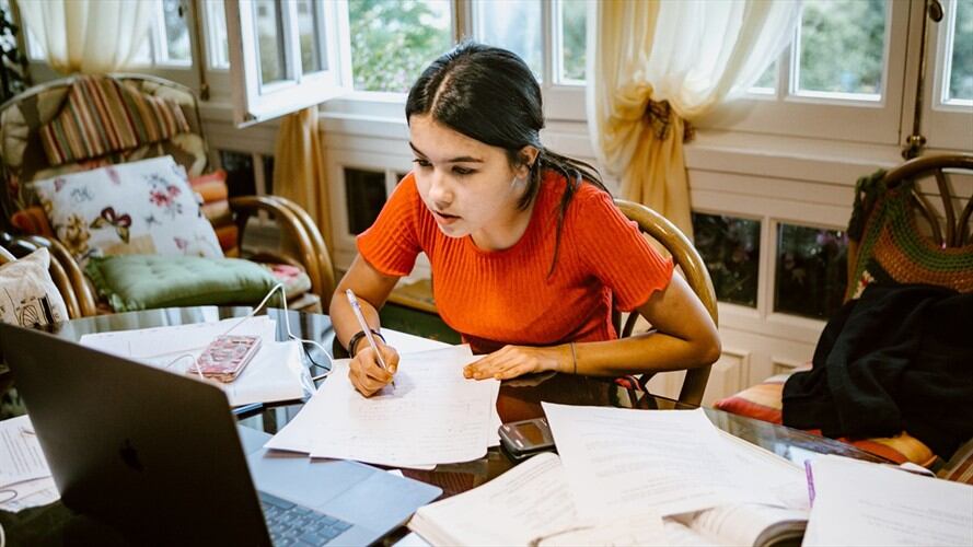 Los niños, niñas y adolescentes continuarán recibiendo clases en sus hogares. Foto: Getty Images / CAROL YEPES