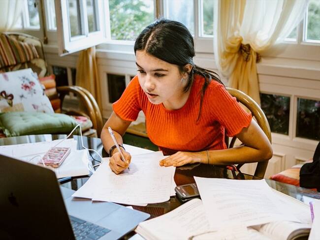 Los niños, niñas y adolescentes continuarán recibiendo clases en sus hogares. Foto: Getty Images / CAROL YEPES