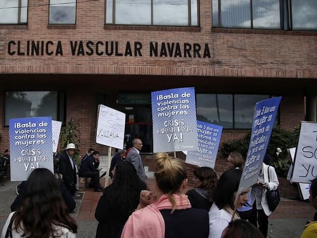 Bogotá, 5 de diciembre de 2016. En frente de la clínica Navarra en el norte de Bogotá, se lleva a cabo un plantón para exigir la captura del presunto asesino de una niña de 7 años. . Foto: Colprensa