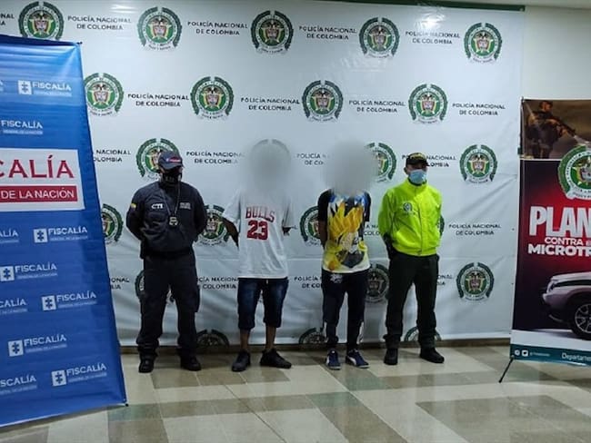 Se trata de Anderson Osorio Hernández, alias 'Búho', 'Yayis' o 'Yayito', y Alejandro Bonilla Martínez, alias el 'Flaco', supuestos integrantes de la estructura criminal La Aldea. Foto: Fiscalía General de la Nación