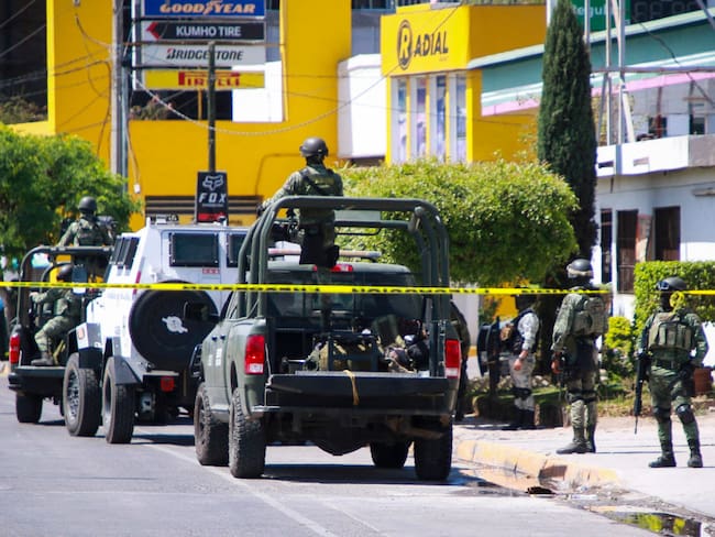 Enfrentamientos de cárteles en México dejaron muertos y vehículos incendiados. (Foto: IVAN MEDINA/AFP via Getty Images)