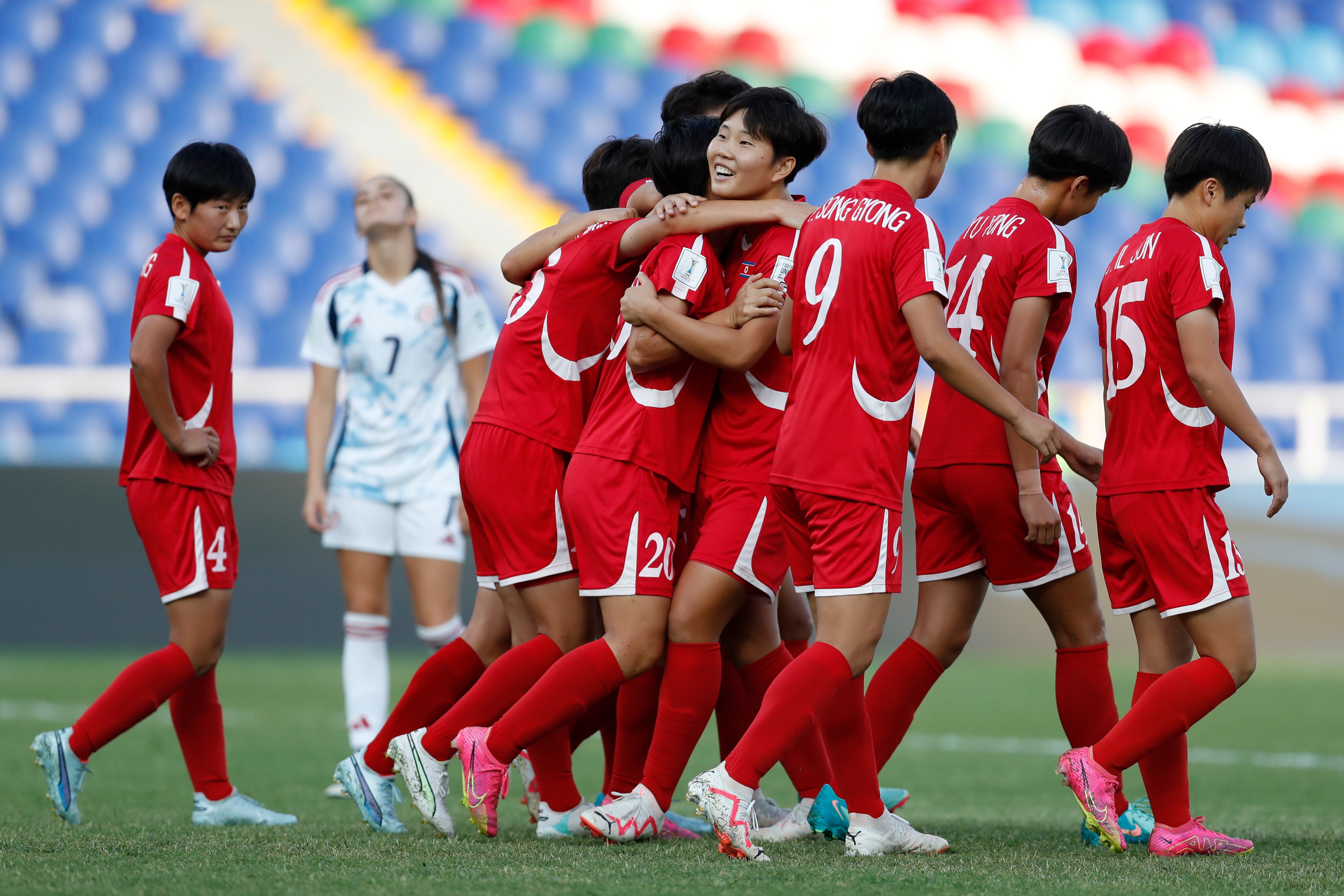 AMDEP6014. CALI (COLOMBIA), 05/09/2024.- Un Yong Chae (c) de Corea del Norte celebra su gol este jueves, en un partido del grupo F de la Copa Mundial Femenina sub-20 entre las selecciones de Corea del Norte y Costa Rica en el estadio de Pascual Guerrero en Cali (Colombia). EFE/ Ernesto Guzmán Jr.