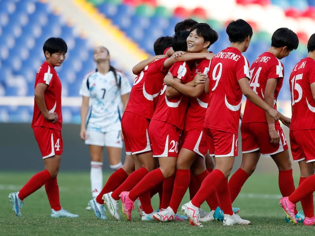 AMDEP6014. CALI (COLOMBIA), 05/09/2024.- Un Yong Chae (c) de Corea del Norte celebra su gol este jueves, en un partido del grupo F de la Copa Mundial Femenina sub-20 entre las selecciones de Corea del Norte y Costa Rica en el estadio de Pascual Guerrero en Cali (Colombia). EFE/ Ernesto Guzmán Jr.