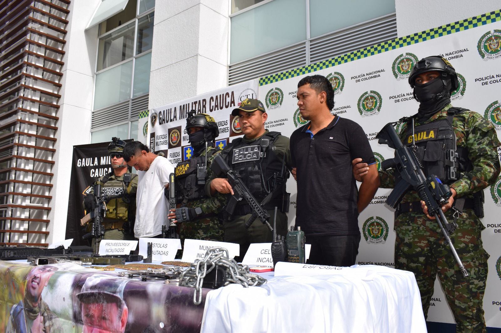 El material incautado y los capturados fueron puestos a disposición de los entes judiciales y deberán responder por los delitos de secuestro extorsivo y concierto para delinquir. Crédito: Ejército Nacional.