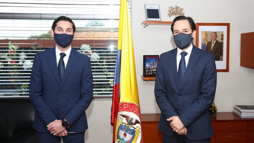 Ante el ministro de Minas y Energía, Diego Mesa, tomó posesión Miguel Lotero Robledo como el nuevo viceministro de Energía. Foto: Ministerio de Minas y Energía