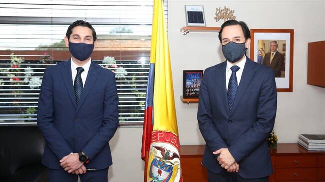 Ante el ministro de Minas y Energía, Diego Mesa, tomó posesión Miguel Lotero Robledo como el nuevo viceministro de Energía. Foto: Ministerio de Minas y Energía