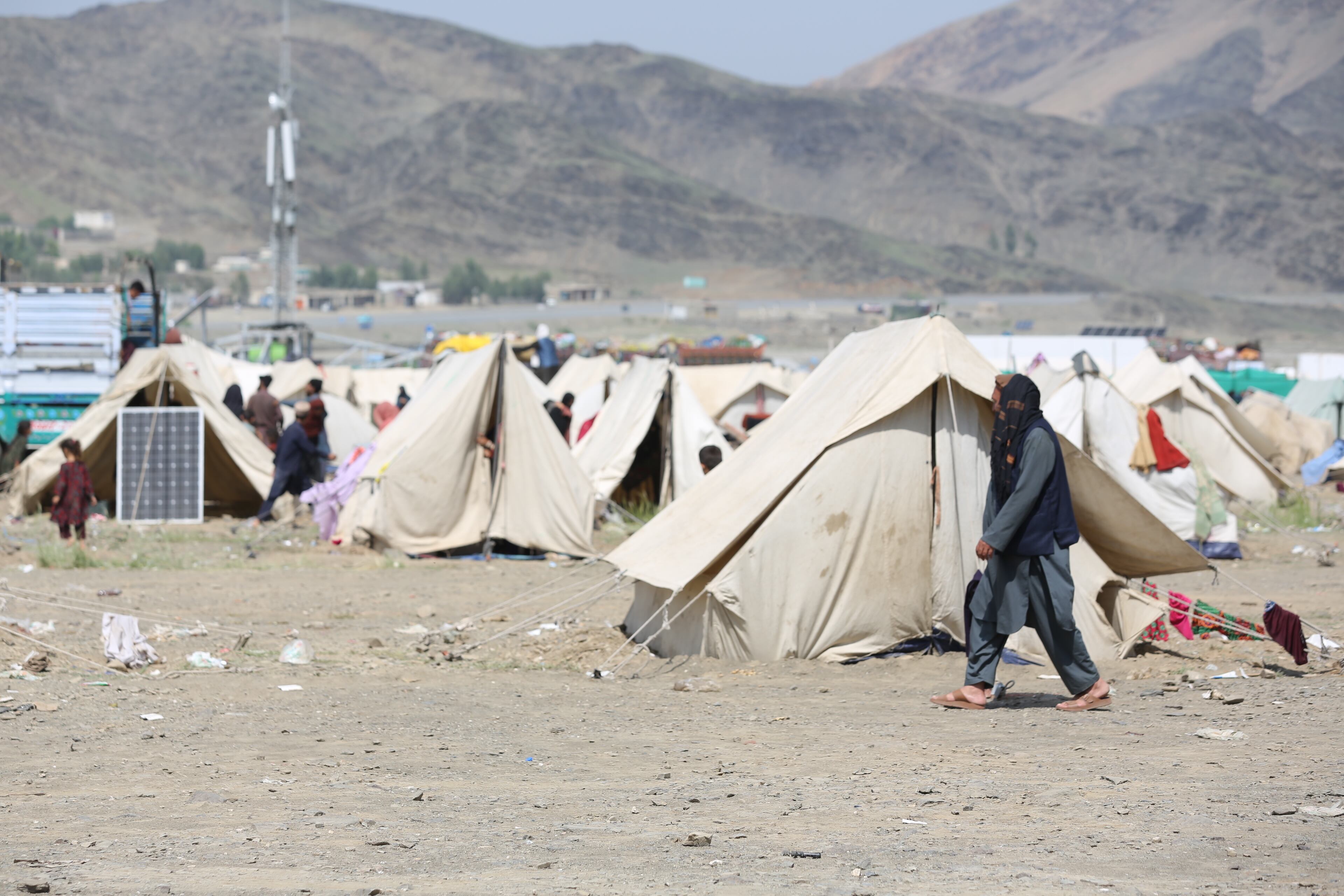 Afganos deportados en la frontera con Pakistán. FOTO: Shafiullah Kakar/Anadolu via Getty Images