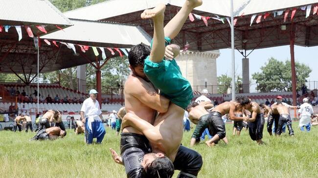 Los luchadores turcos que buscan la gloria embadurnados en aceite. Foto: Agencia Anadolu