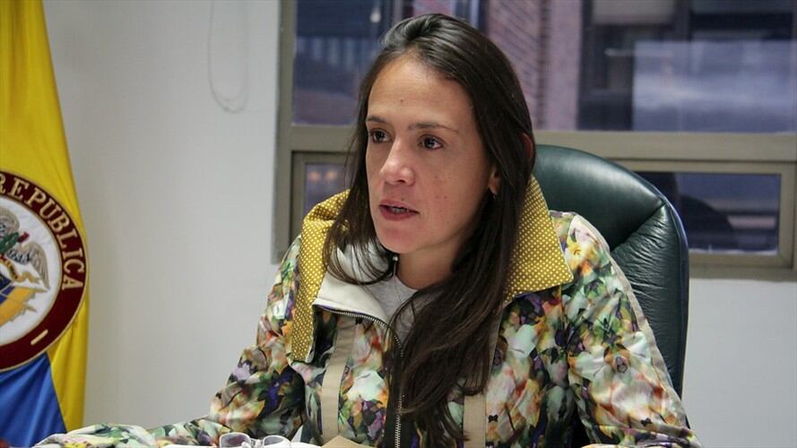 Ángela Mora presentó su carta de renuncia ante todos los miembros de la Junta Nacional  de Televisión. Foto: Colprensa