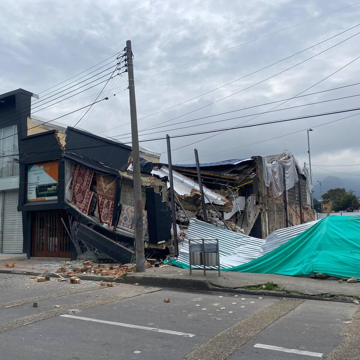 Emergencia en Bogotá por colapso de una fábrica tras debilitamiento del terreno