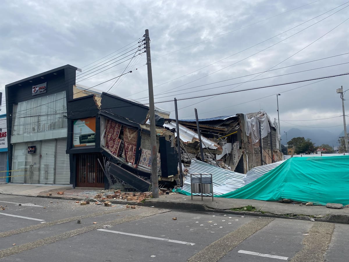 Emergencia en Bogotá por colapso de una fábrica tras debilitamiento del terreno