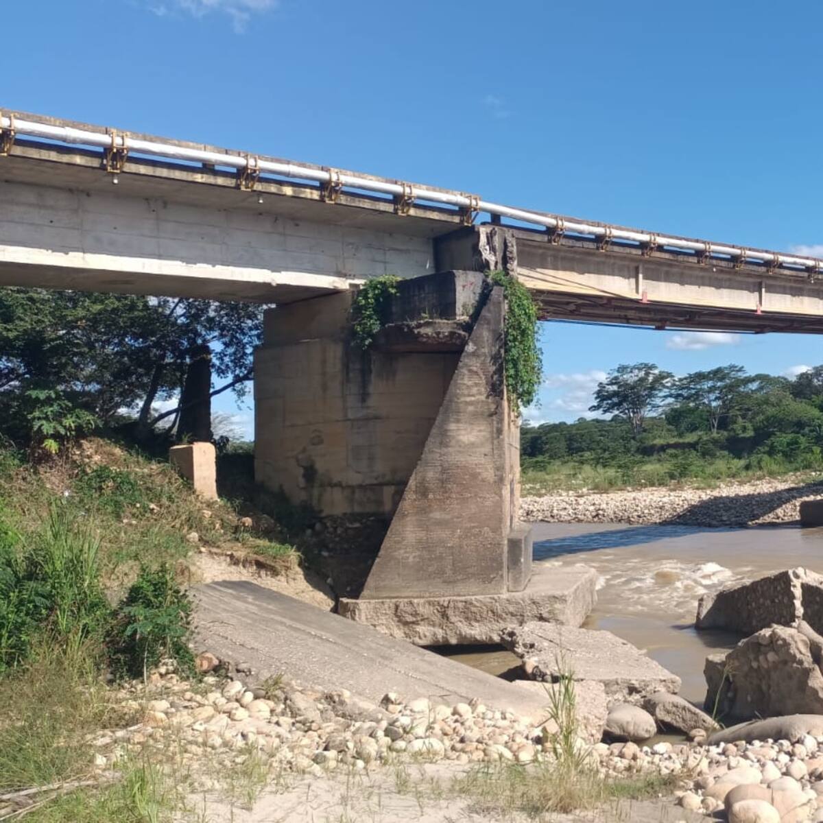 Invías atiende emergencia en el puente Ramón Basurto que cruza el río Ariporo