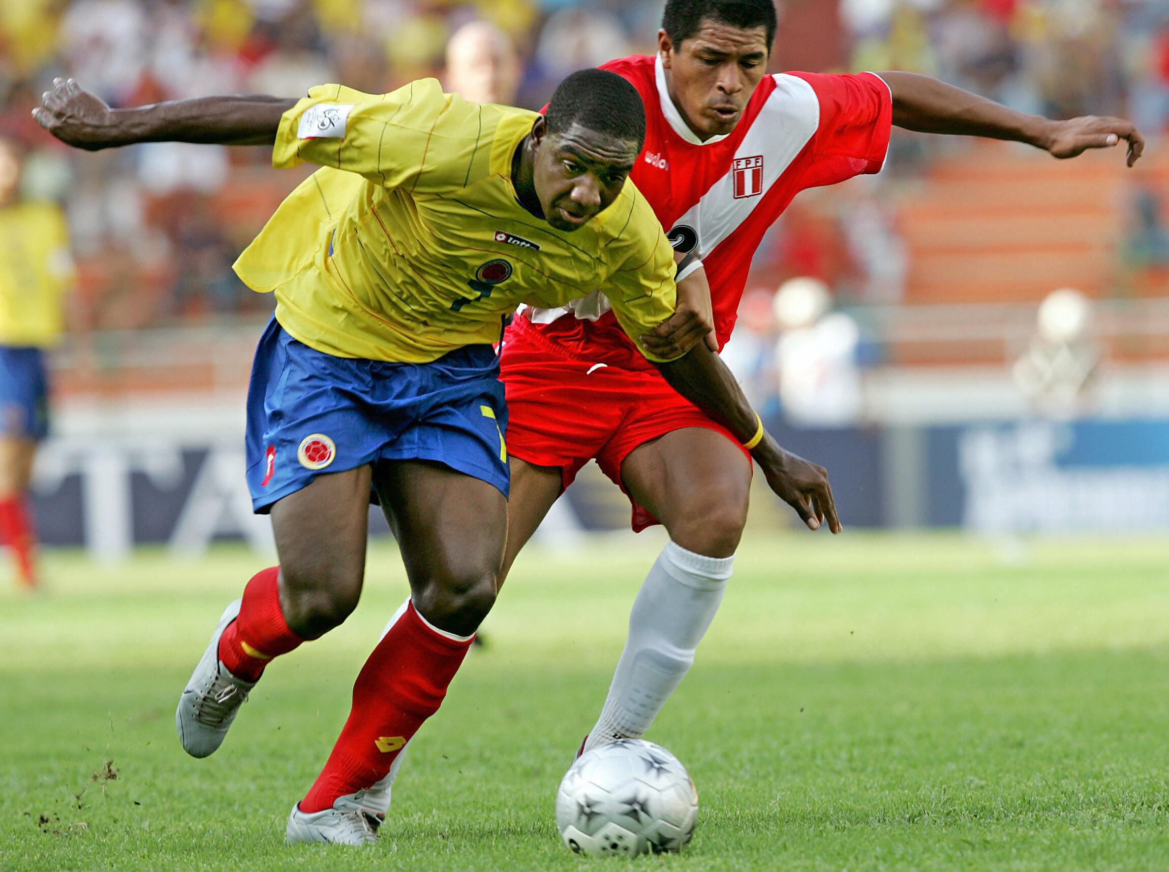 Edixon Perea, futbolista colombiano en un duelo con Wilmer Acasiete. (Photo credit should read RODRIGO ARANGUA/AFP via Getty Images)
