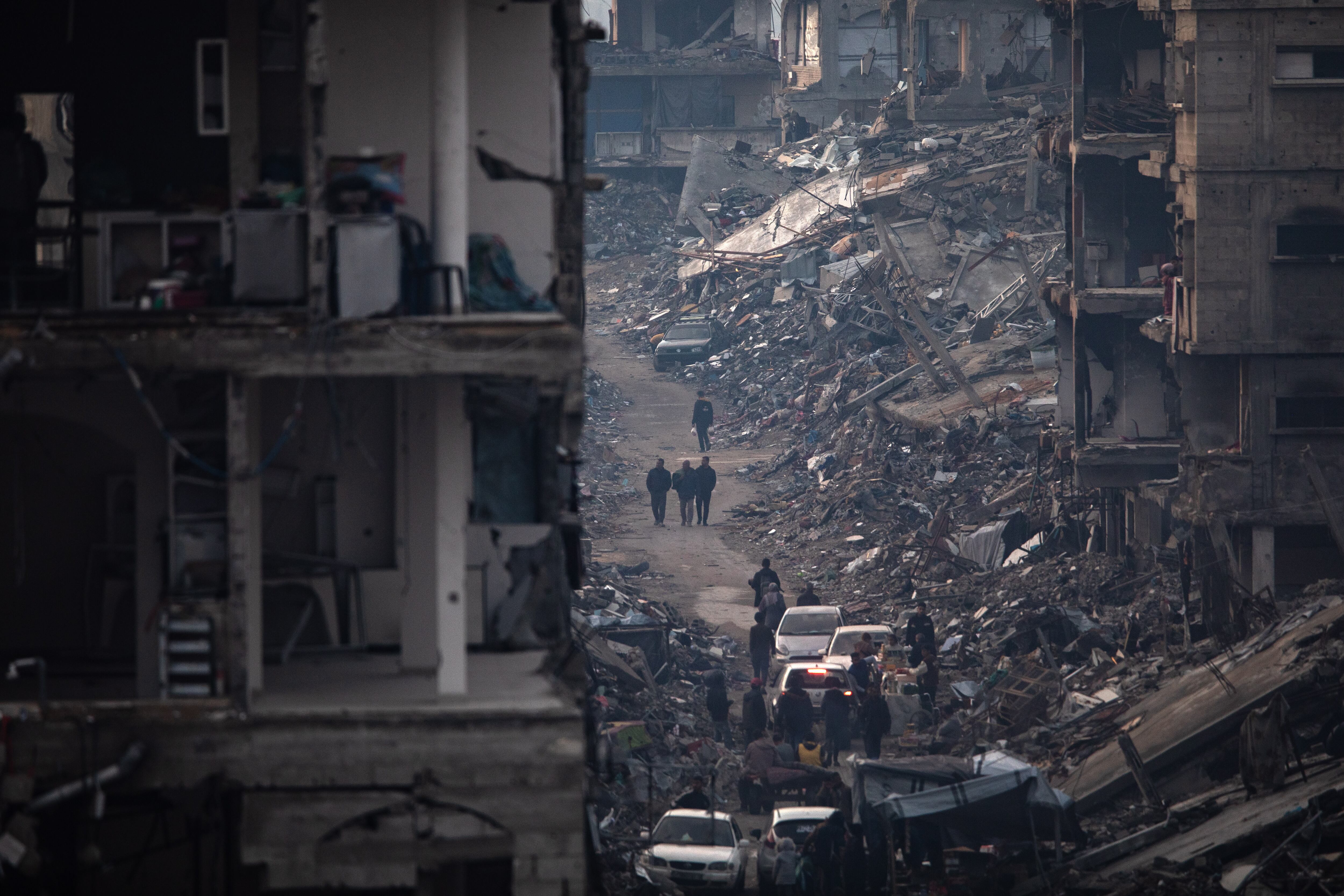 Palestinos caminan por edificios destruidos durante el alto el fuego FOTO: EFE/EPA/HAITHAM IMAD
