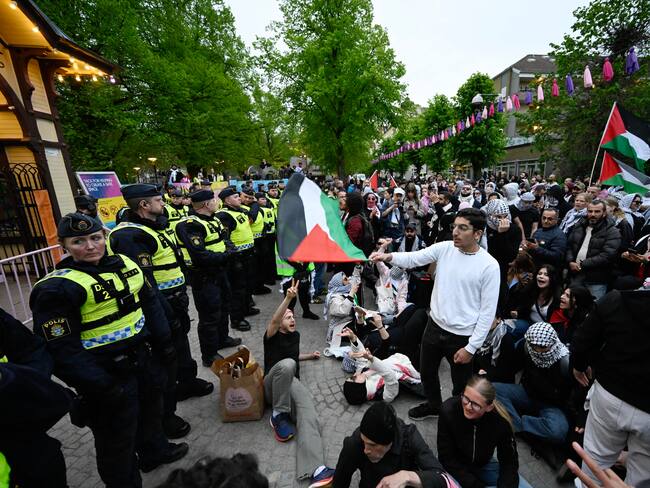 Malmo (Sweden), 09/05/2024.- Pro-Palestinian protesters opposing Israel&#039;s participation in the 68th edition of the Eurovision Song Contest (ESC) in Malmo Arena gather in front of police outside Eurovision Village / Folkets Park in Malmo, Sweden, 09 May 2024. Organizers expect thousands to participant in the protest against Israel&#039;s participation in the 68th edition of the Eurovision Song Contest (ESC) at the Malmo Arena. The ESC comprises two semi-finals, held on 07 and 09 May, and a grand final on 11 May 2024. (Protestas, Suecia) EFE/EPA/JOHAN NILSSON SWEDEN OUT