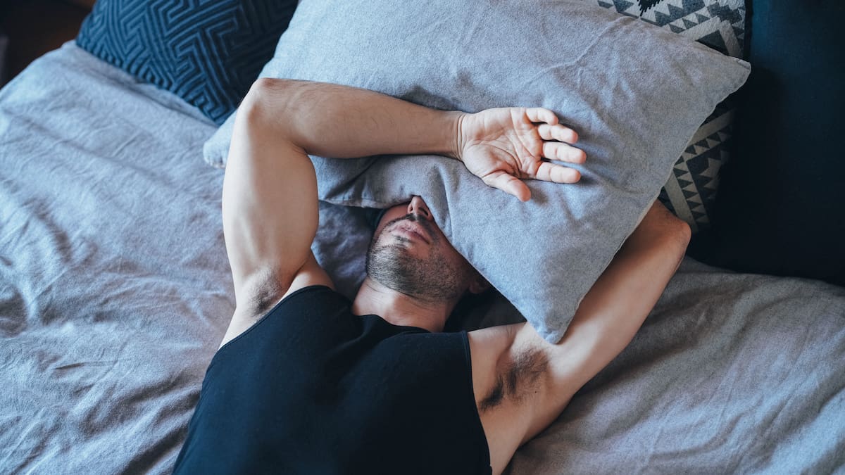 “Evitar bebidas negras 4 o 5 horas antes de acostarse a dormir”: experta sobre el insomnio