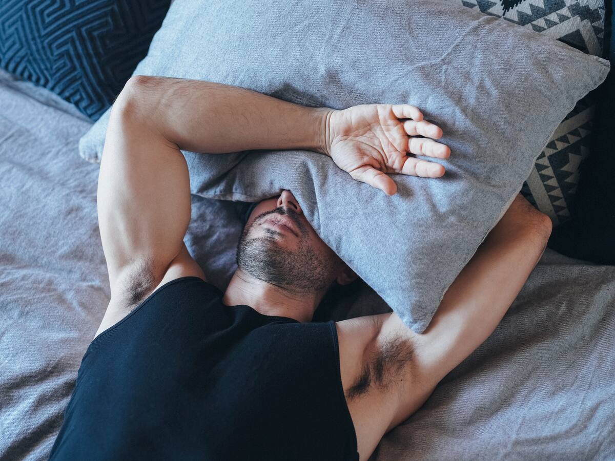 “Evitar tomar bebidas negras 4 o 5 horas antes de dormir”: experta sobre el insomnio